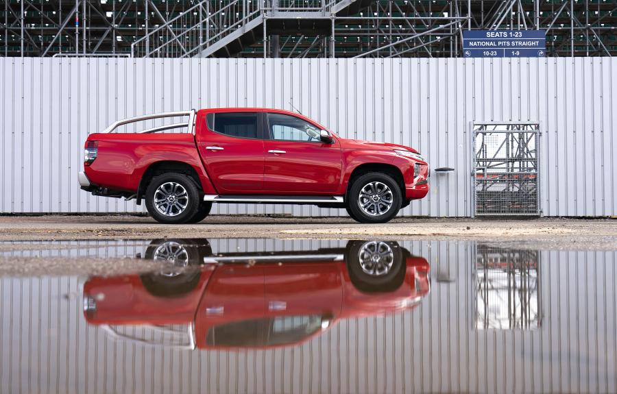  Mitsubishi L200 Barbarian X Double Cab 2019 года  (UK) (фото 5 из 40)